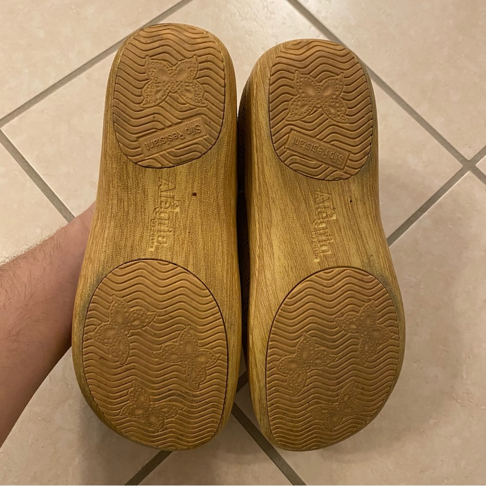 Alegria Tan Leather Slip-On Shoes with Multicolor Chevron Detail size 7/7.5 - Picture 7 of 9